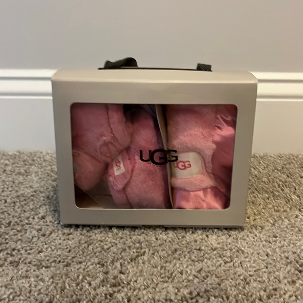 Pink baby girl UGG boot and blanket set